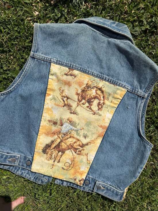 Vintage Guess Jeans Denim Vest with Cowboy Tapestry Panels Size XL - Picture 3 of 9